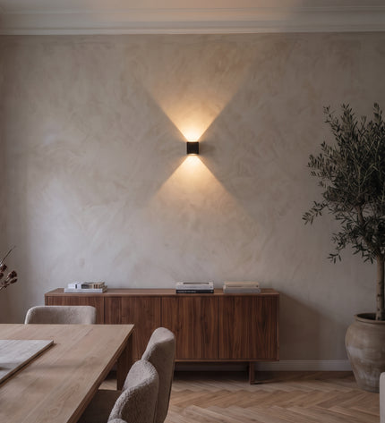 Kubo Wandleuchte | Verstellbare Lichtklappen, Innen und Außen im Wohnzimmer (2)